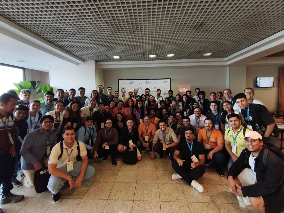 Participantes de uma edição anterior reunidos em frente ao painel da IEEE Industrial Electronics Society