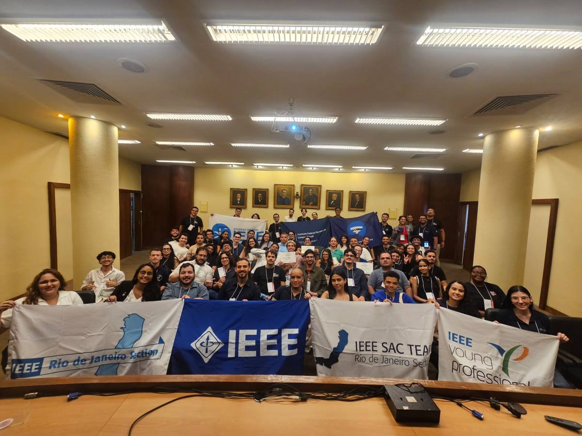 Participantes com bandeiras do IEEE, da Seção Rio de Janeiro, do SAC Team e do Young Professionals